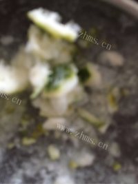 甜甜的柠檬蜂蜜水做法图解3)
