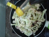 肉末炒菜花做法图解7)