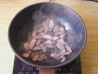 家常菜腊肉炒蒜苔做法图解5)