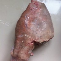 美味的白切猪肘做法图解1)