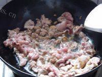家常菜芹菜小炒肉做法图解7)