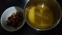 香甜红枣枸杞玉米渣粥做法图解1)