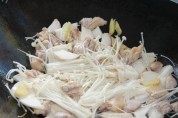 美味的鸡腿炒双菇做法图解3)