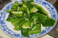 美味佳肴般的青椒炒肉做法图解2)