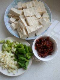 家常菜蒜苗烧豆腐做法图解1)