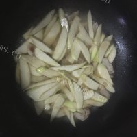 好吃的茭白炒肉做法图解5)