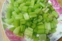 凉拌芹菜花生米自制做法图解3)
