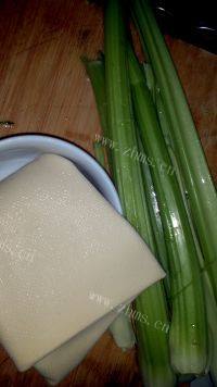 家常菜芹菜炒豆腐皮做法图解1)