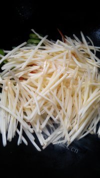 唇齿留香的酸辣土豆丝做法图解6)
