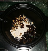 美味香菇黑椒酸辣汤做法图解4)