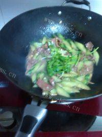 家常菜牛肉炒青瓜做法图解9)