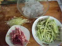 美味的肉丝拉皮做法图解2)