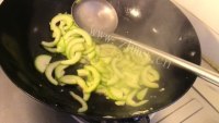 家常菜茭瓜炒鸡蛋做法图解6)
