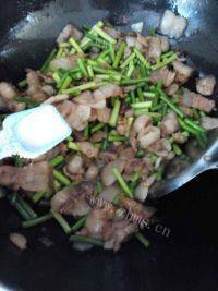 家常蒜苔回锅肉做法图解9)