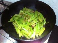 易做的芹菜炒肉做法图解5)