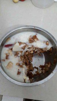 家常菜蒜苔炒肉做法图解2)