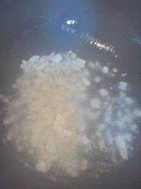 自制香菇炸酱面做法图解4)