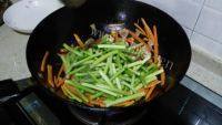 家常菜蒜苔炒肉做法图解5)