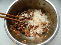 美味的莲藕猪肉饺子做法图解4)