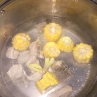 美味的玉米胡萝卜排骨汤做法图解8)