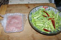 十分诱人的蒜薹炒肉丝做法图解1)