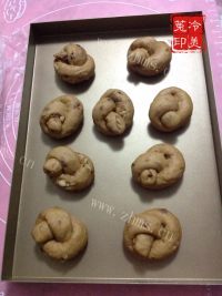 自制红糖红枣核桃面包做法图解25)