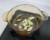 美味的酸菜氽白肉做法图解3)