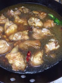 美味的黄豆炖猪蹄做法图解9)