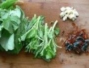 家常菜苋菜皮蛋汤做法图解1)