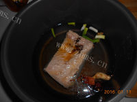 好吃的家常红烧肉焖土豆做法图解3)