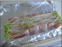 自制豆芽虾仁烟肉卷做法图解7)
