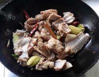 家常菜胡萝卜烧羊排做法图解4)