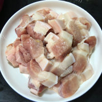 简单易学的美味电饭煲酱香五花肉做法图解2)