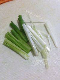 简易的炝拌金针菇做法图解3)