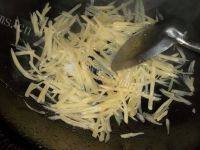 土豆丝炒牛肉做法图解9)