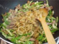 开胃青椒榨菜肉丝做法图解9)