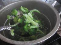 秀色可餐的西兰花炒香肠做法图解2)