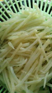 家常菜辣椒炒土豆丝做法图解5)