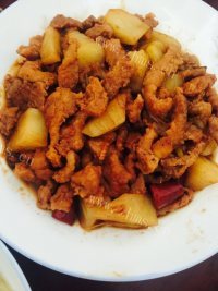 家常土豆炖酥肉做法图解1)