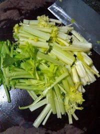 家常香芹炒肉片做法图解1)