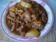 热腾腾的土豆烧肉