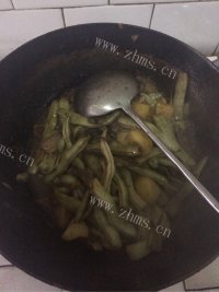 五花肉炖芸豆做法图解9)