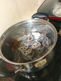 色泽鲜亮的猪骨莲藕汤做法图解5)