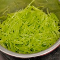 美味的凉拌莴笋丝做法图解1)