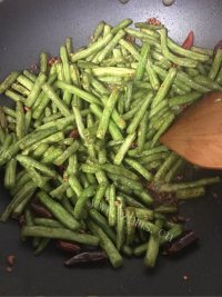 香飘十里的干煸豆角做法图解5)