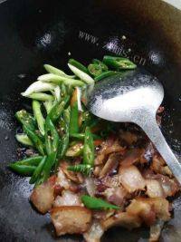 家常菜青椒炒腊肉做法图解4)