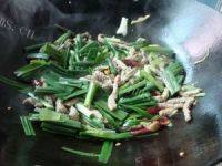「念念不忘」蒜苗炒肉丝做法图解6)