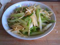 家常菜芹菜炒土豆
