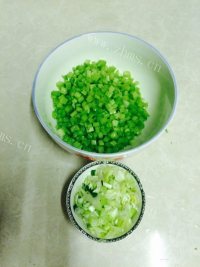 自制猪肉芹菜水饺做法图解6)