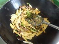 家常菜肉炒茭白做法图解8)